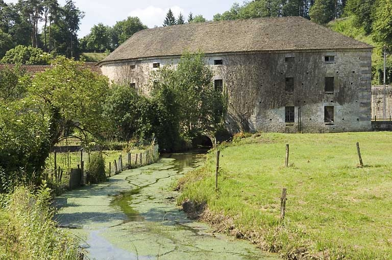 Le magasin en quart de cercle vu depuis le nord-ouest. © Jérôme Mongreville / Région Bourgogne-Franche-Comté, Inventaire du patrimoine - 2008