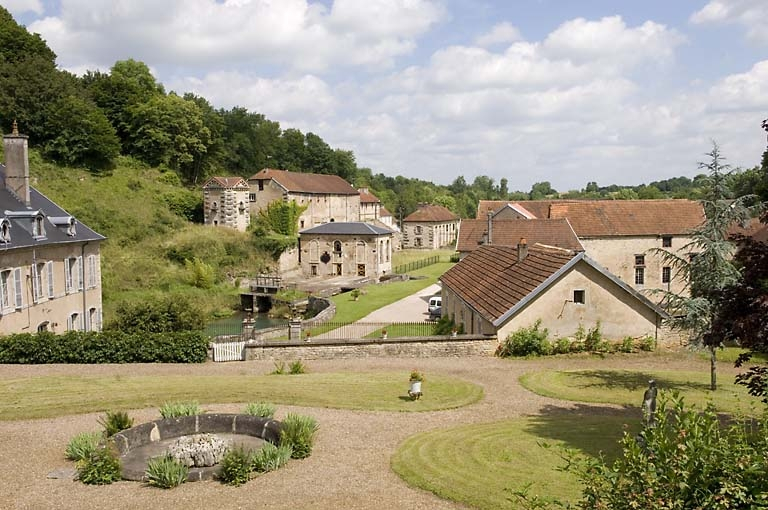 Vue d'ensemble depuis le parc du logement patronal, à l'est. © Jérôme Mongreville / Région Bourgogne-Franche-Comté, Inventaire du patrimoine - 2008