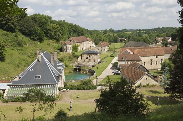 Vue d'ensemble du site depuis l'est. © Jérôme Mongreville / Région Bourgogne-Franche-Comté, Inventaire du patrimoine - 2008