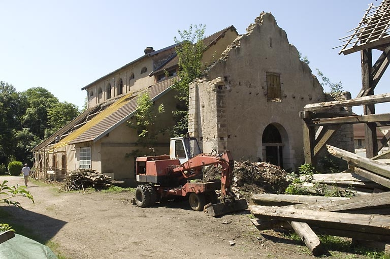 Le haut fourneau et la partie ruinée de la halle à charbon. © Jérôme Mongreville / Région Bourgogne-Franche-Comté, Inventaire du patrimoine - 2008