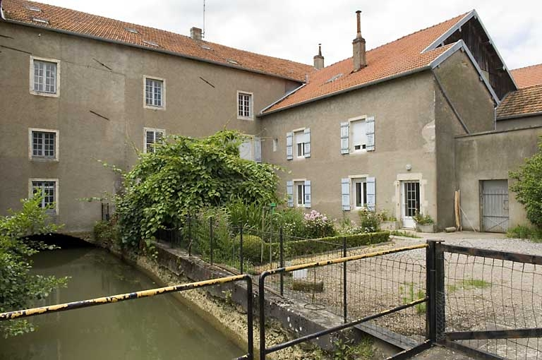 Façade postérieure et canal d'amenée. © Jérôme Mongreville / Région Bourgogne-Franche-Comté, Inventaire du patrimoine - 2008