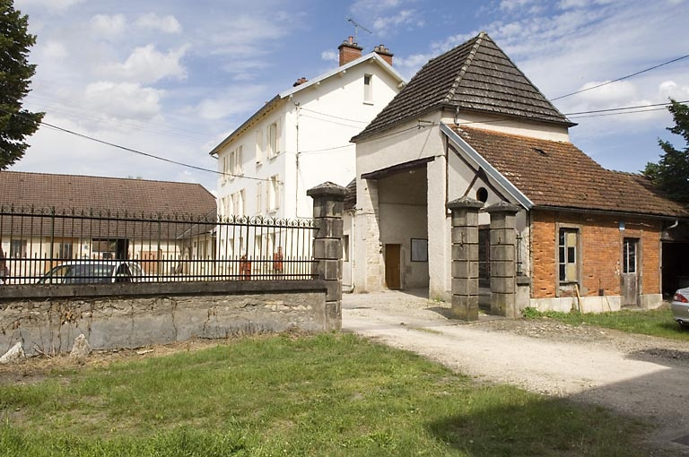 Bureau, logement et pavillon d'entrée. © Jérôme Mongreville / Région Bourgogne-Franche-Comté, Inventaire du patrimoine - 2008