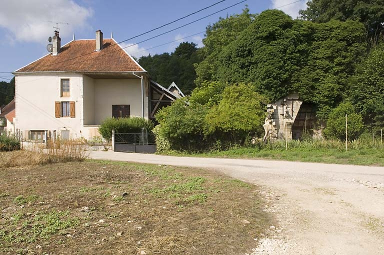Logement patronal et haut fourneau depuis le nord. © Jérôme Mongreville / Région Bourgogne-Franche-Comté, Inventaire du patrimoine - 2008