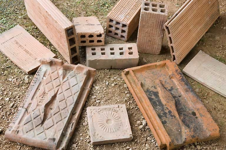 Carreaux, briques et tuiles produites dans l'établissement. © Jérôme Mongreville / Région Bourgogne-Franche-Comté, Inventaire du patrimoine - 2008