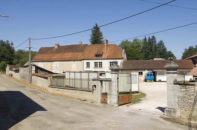 Vue d'ensemble depuis le sud-est. © Jérôme Mongreville / Région Bourgogne-Franche-Comté, Inventaire du patrimoine - 2008