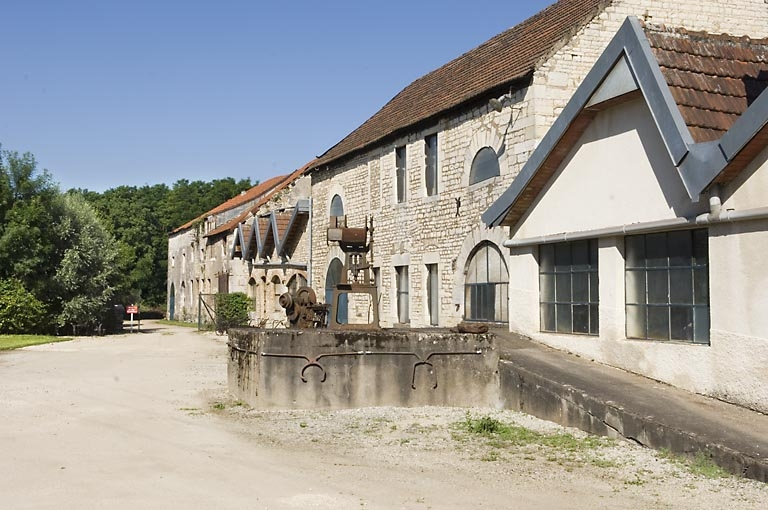 Façades sud des divers ateliers de métallurgie. © Jérôme Mongreville / Région Bourgogne-Franche-Comté, Inventaire du patrimoine - 2008