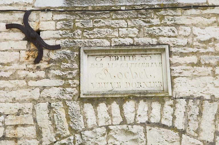 Bâtiment du haut fourneau. Cartouche sur la façade nord. © Jérôme Mongreville / Région Bourgogne-Franche-Comté, Inventaire du patrimoine - 2008
