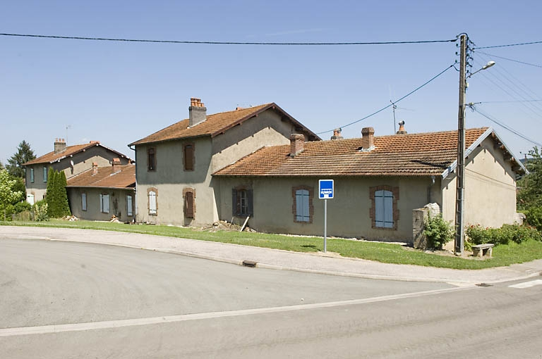 Logements ouvriers contigus. Vue depuis le sud. © Jérôme Mongreville / Région Bourgogne-Franche-Comté, Inventaire du patrimoine - 2008