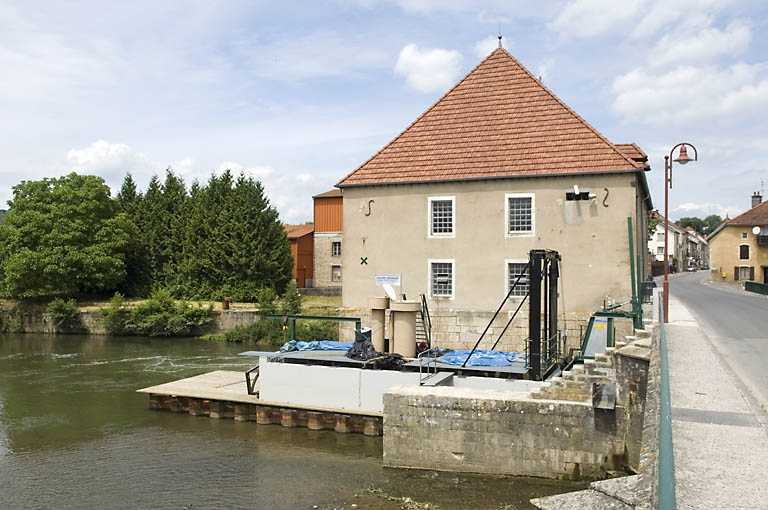 Groupe-bulbe de la centrale hydroélectrique et façade sud du moulin. © Jérôme Mongreville / Région Bourgogne-Franche-Comté, Inventaire du patrimoine - 2008 Groupe-bulbe de la centrale hydroélectrique et façade sud du moulin. © Jérôme Mongreville / Région Bourgogne-Franche-Comté, Inventaire du patrimoine - 2008