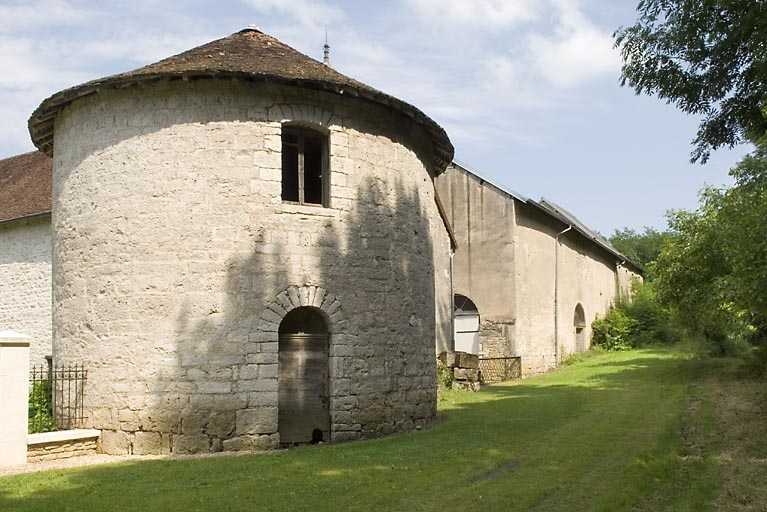 Tour d'enceinte et façade arrière du haut fourneau. © Jérôme Mongreville / Région Bourgogne-Franche-Comté, Inventaire du patrimoine - 2008