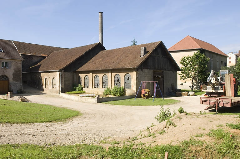 Atelier de fonderie et logement patronal depuis le nord-est. © Jérôme Mongreville / Région Bourgogne-Franche-Comté, Inventaire du patrimoine - 2008 Atelier de fonderie et logement patronal depuis le nord-est. © Jérôme Mongreville / Région Bourgogne-Franche-Comté, Inventaire du patrimoine - 2008