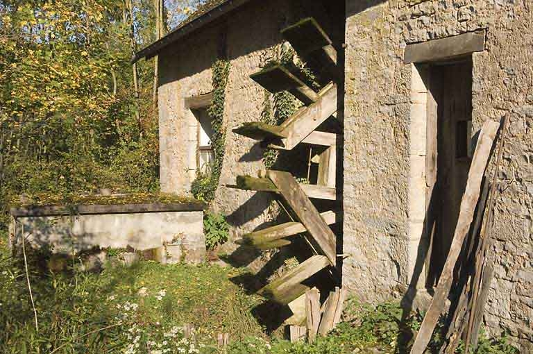 Façade postérieure. Détail de la roue. © Jérôme Mongreville / Région Bourgogne-Franche-Comté, Inventaire du patrimoine - 2008