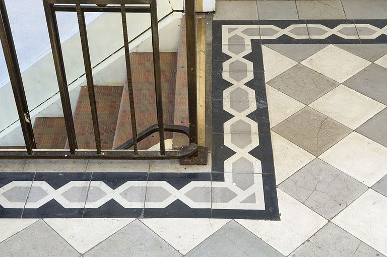 Intérieur : détail du pavement du premier étage de l'aile en retour (1933). © Jérôme Mongreville / Région Bourgogne-Franche-Comté, Inventaire du patrimoine - 2009