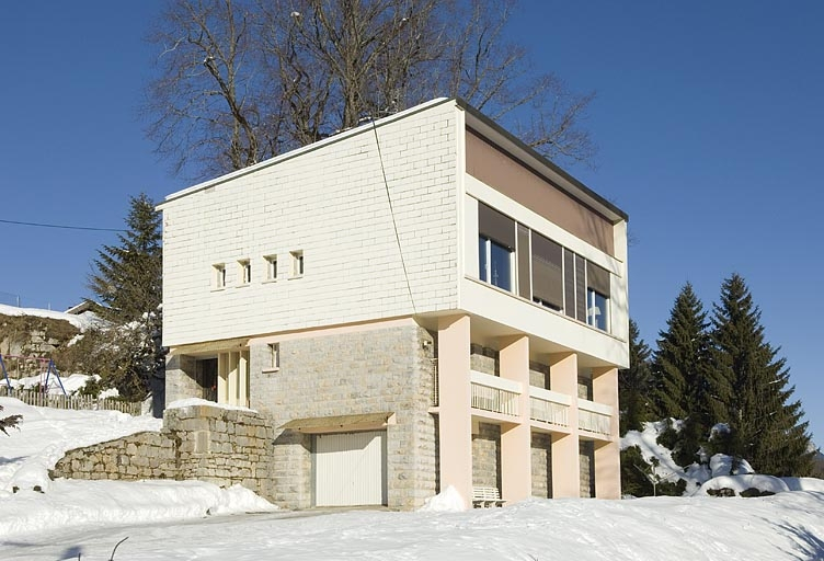 Vue de trois quarts depuis la cour. © Jérôme Mongreville / Région Bourgogne-Franche-Comté, Inventaire du patrimoine - 2009