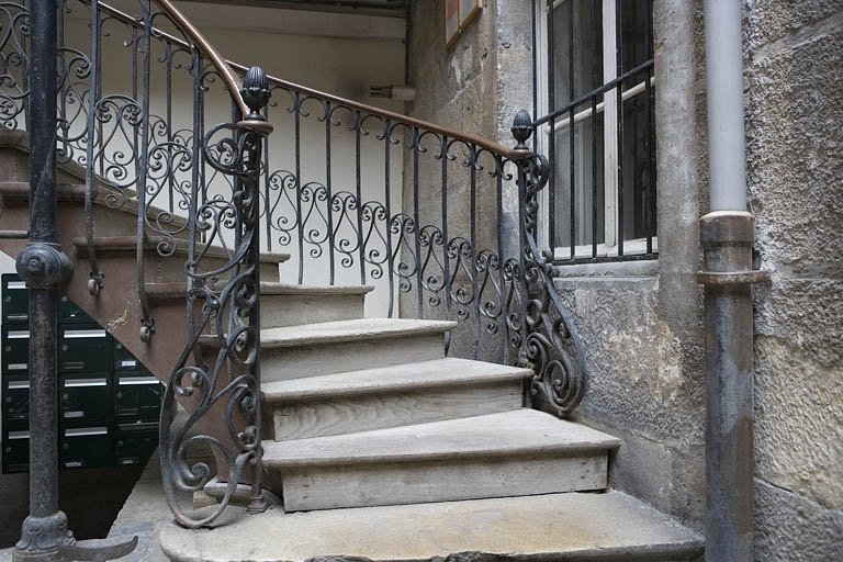 Détail du départ de l'escalier à cage ouverte, vue horizontale. © Yves Sancey / Région Bourgogne-Franche-Comté, Inventaire du patrimoine - 2009