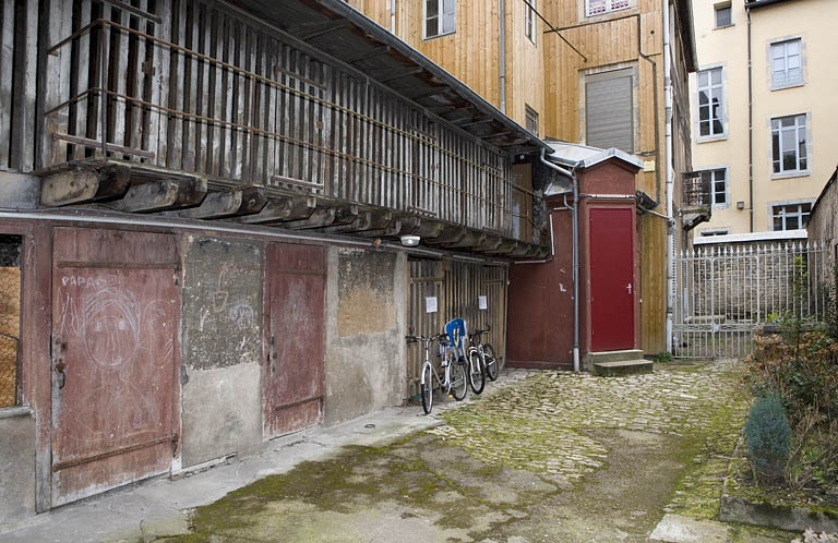 Vue d'ensemble des bûchers situés dans la deuxième cour. © Yves Sancey / Région Bourgogne-Franche-Comté, Inventaire du patrimoine - 2009