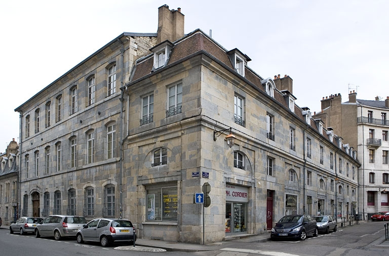 Vue d'ensemble du logis principal à l'angle des deux rues. © Yves Sancey / Région Bourgogne-Franche-Comté, Inventaire du patrimoine - 2009