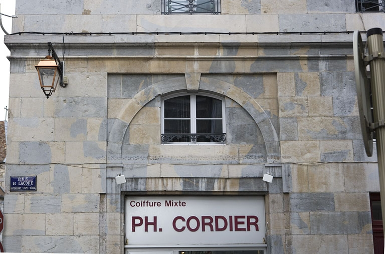 Détail d'une baie sur la rue secondaire. © Yves Sancey / Région Bourgogne-Franche-Comté, Inventaire du patrimoine - 2009
