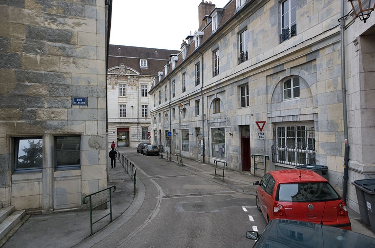 Vue d'ensemble de la façade située sur la rue secondaire. © Yves Sancey / Région Bourgogne-Franche-Comté, Inventaire du patrimoine - 2009