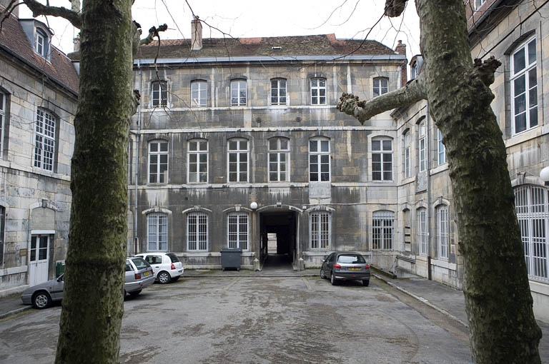 Vue d'ensemble de la façade postérieure du logis principal depuis le fond de la cour. © Yves Sancey / Région Bourgogne-Franche-Comté, Inventaire du patrimoine - 2009