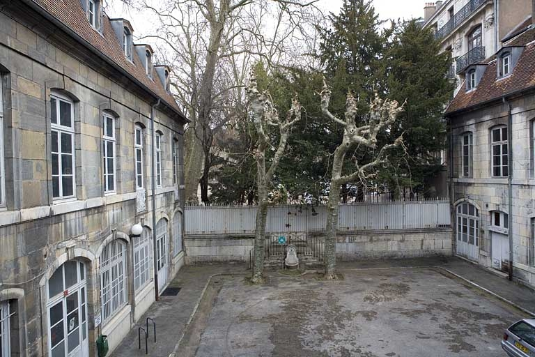 Vue d'ensemble de la cour depuis l'entrée. © Yves Sancey / Région Bourgogne-Franche-Comté, Inventaire du patrimoine - 2009