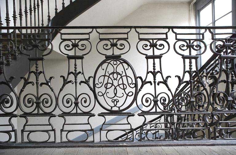 Détail des motifs en fer forgé de la rampe d'escalier. © Yves Sancey / Région Bourgogne-Franche-Comté, Inventaire du patrimoine - 2009
