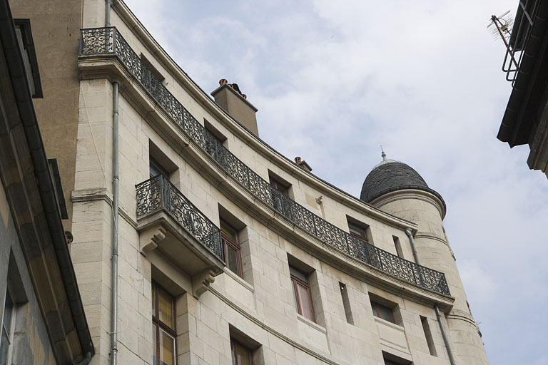 Détail du balcon filant sur la façade donnant rue Lacoré. © Yves Sancey / Région Bourgogne-Franche-Comté, Inventaire du patrimoine - 2009