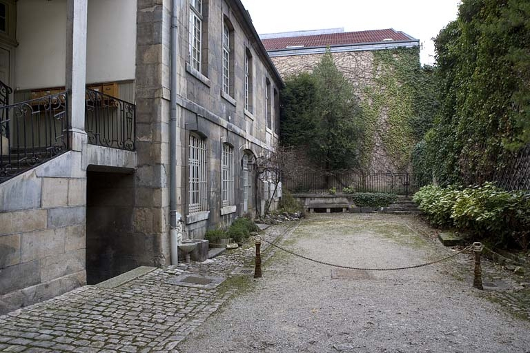 Vue d'ensemble rapprochée de l'aile gauche sur cour. © Yves Sancey / Région Bourgogne-Franche-Comté, Inventaire du patrimoine - 2009