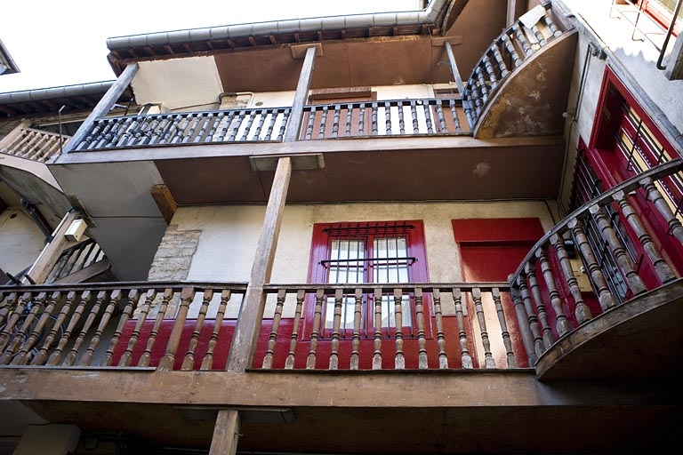 Détail des coursières prolongeant l'escalier à cage ouverte. © Yves Sancey / Région Bourgogne-Franche-Comté, Inventaire du patrimoine - 2009