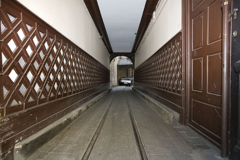Vue d'ensemble du passage cocher depuis la rue avec la voie Decauville. © Yves Sancey / Région Bourgogne-Franche-Comté, Inventaire du patrimoine - 2009