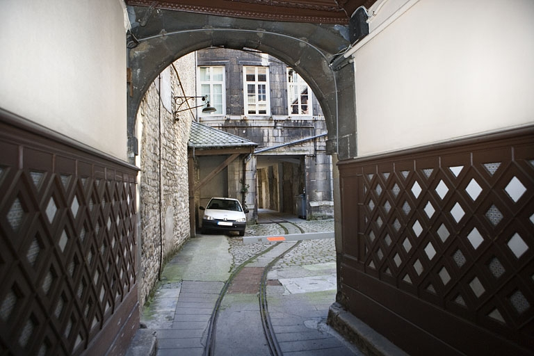 Vue de la cour depuis le passage cocher avec la voie Decauville. © Yves Sancey / Région Bourgogne-Franche-Comté, Inventaire du patrimoine - 2009