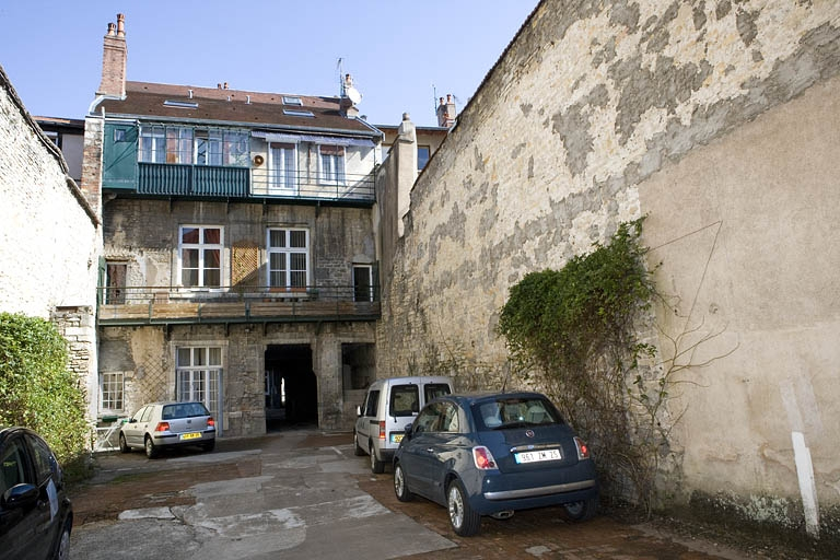 Vue de la façade postérieure du logis secondaire depuis la deuxième cour. © Yves Sancey / Région Bourgogne-Franche-Comté, Inventaire du patrimoine - 2009