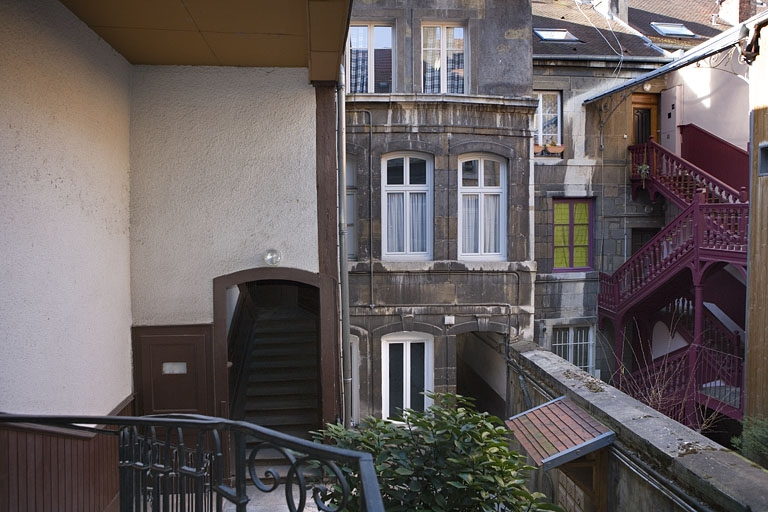 Vue de la façade antérieure du logis secondaire depuis l'escalier à cage ouverte. © Yves Sancey / Région Bourgogne-Franche-Comté, Inventaire du patrimoine - 2009