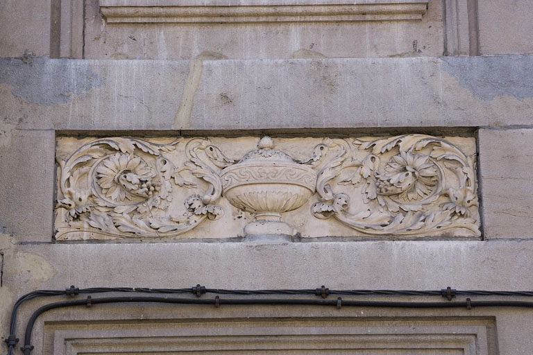 Détail du décor d'une table rentrante entre le premier et le deuxième étage : urne encadrée de feuillages. © Yves Sancey / Région Bourgogne-Franche-Comté, Inventaire du patrimoine - 2009