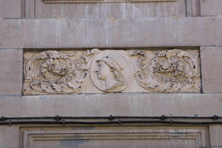 Détail du décor d'une table rentrante entre le premier et le deuxième étage : tête encadrée de feuillages. © Yves Sancey / Région Bourgogne-Franche-Comté, Inventaire du patrimoine - 2009