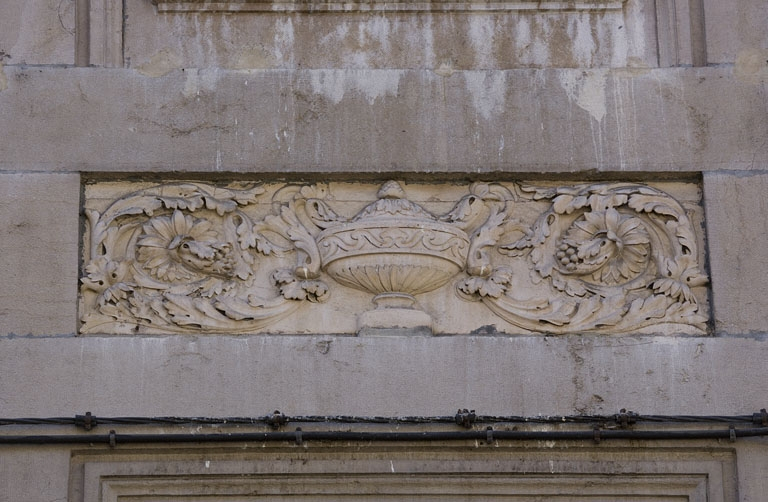 Détail du décor d'une table rentrante entre le premier et le deuxième étage : urne encadrée de feuillages : vue rapprochée. © Yves Sancey / Région Bourgogne-Franche-Comté, Inventaire du patrimoine - 2009