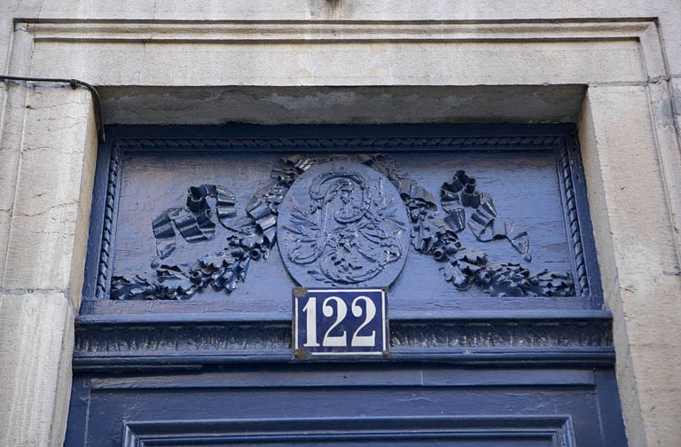 Couloir d'entrée : détail du décor au-dessus de la porte, avec le monogramme de Claude-Joseph-Alexandre Bertrand. © Yves Sancey / Région Bourgogne-Franche-Comté, Inventaire du patrimoine - 2009