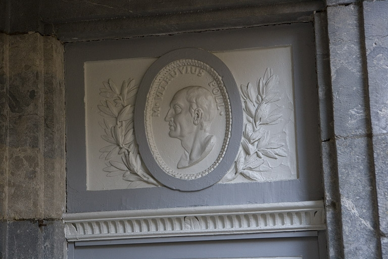 Détail d'un portrait en médaillon représentant Vitruve au-dessus d'une porte du premier étage. © Yves Sancey / Région Bourgogne-Franche-Comté, Inventaire du patrimoine - 2009