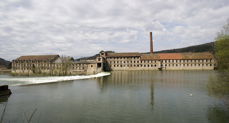 Vue d'ensemble de la papeterie depuis la rive gauche du Doubs. © Yves Sancey / Région Bourgogne-Franche-Comté, Inventaire du patrimoine - 2009