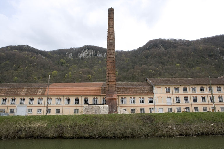 Façade ouest des ateliers de préparation de la pâte et cheminée. © Yves Sancey / Région Bourgogne-Franche-Comté, Inventaire du patrimoine - 2009