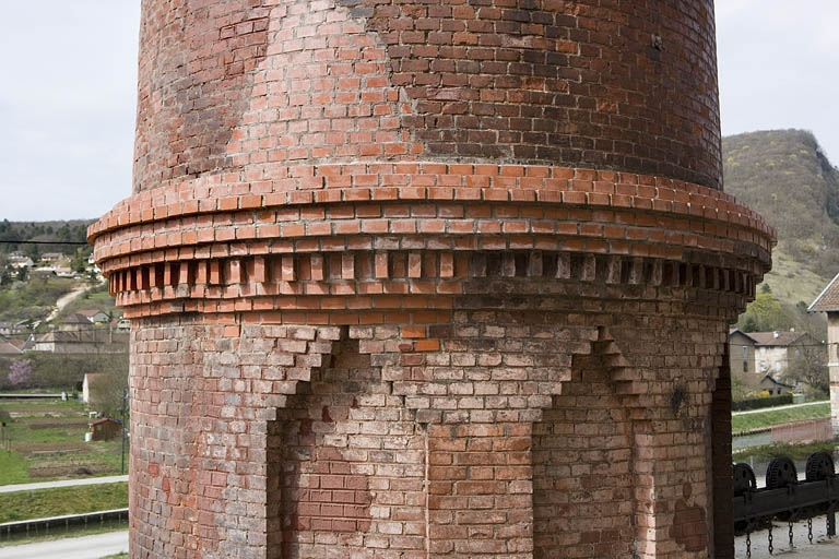 La cheminée. Détail des redents. © Yves Sancey / Région Bourgogne-Franche-Comté, Inventaire du patrimoine - 2009