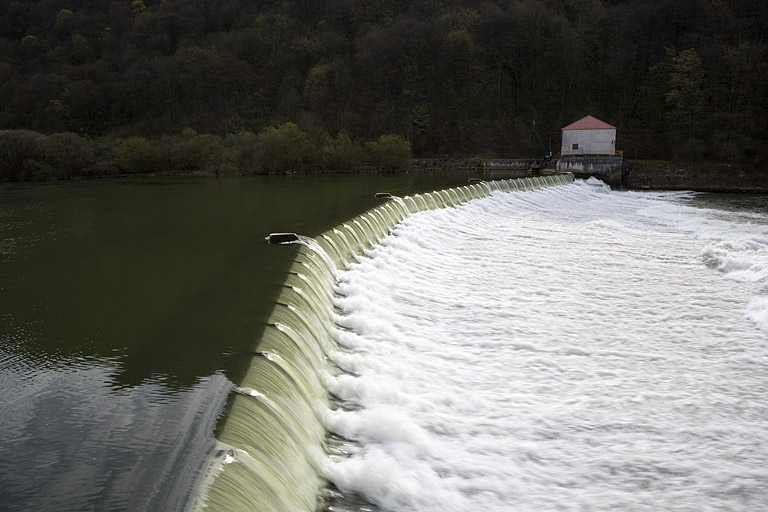 Vue rapprochée de la chute. © Yves Sancey / Région Bourgogne-Franche-Comté, Inventaire du patrimoine - 2009