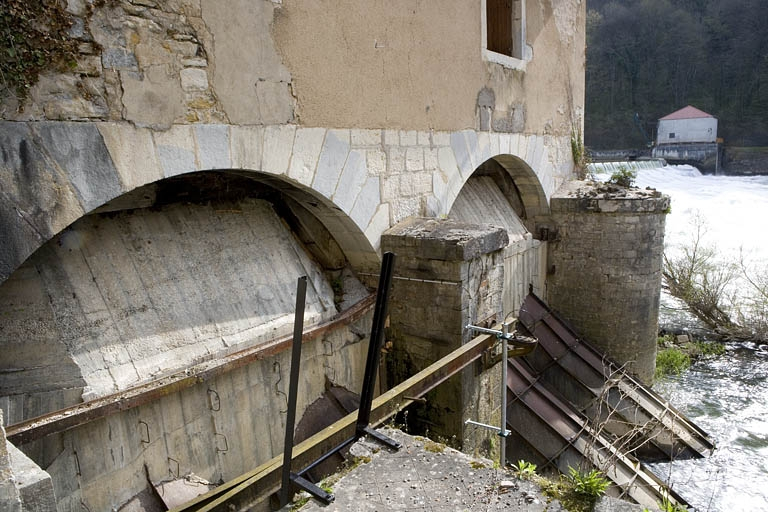 Bâtiment d'eau. Conduites d'évacuation d'eau. © Yves Sancey / Région Bourgogne-Franche-Comté, Inventaire du patrimoine - 2009