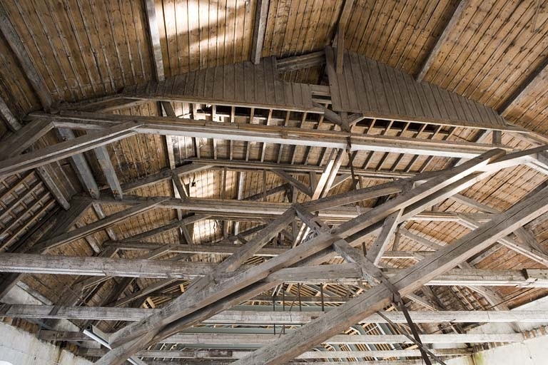 Atelier de préparation de la pâte. Eléments de la charpente (ferme effondrée au premier plan). © Yves Sancey / Région Bourgogne-Franche-Comté, Inventaire du patrimoine - 2009