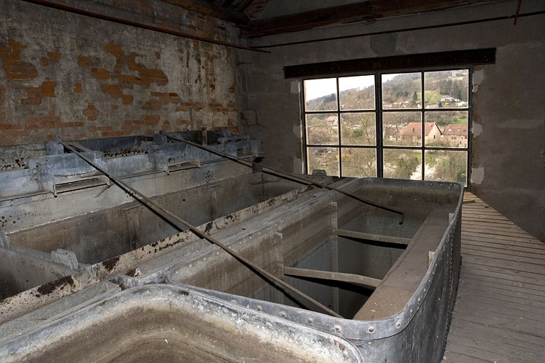 Atelier de préparation de la pâte. Cuves de stockage et de distribution de l'eau. © Yves Sancey / Région Bourgogne-Franche-Comté, Inventaire du patrimoine - 2009