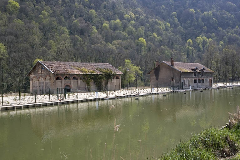 Vue de trois quarts gauche de l'atelier de réparation et de l'écurie. © Yves Sancey / Région Bourgogne-Franche-Comté, Inventaire du patrimoine - 2009