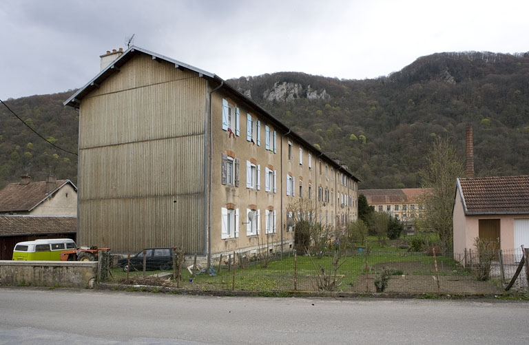 Logement d'ouvriers (10 à 16 rue des Ecoles). Façade sud-ouest. © Yves Sancey / Région Bourgogne-Franche-Comté, Inventaire du patrimoine - 2009