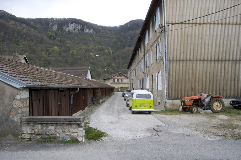 Logement d'ouvriers (10 à 16 rue des Ecoles). Façade nord et bûcher. © Yves Sancey / Région Bourgogne-Franche-Comté, Inventaire du patrimoine - 2009