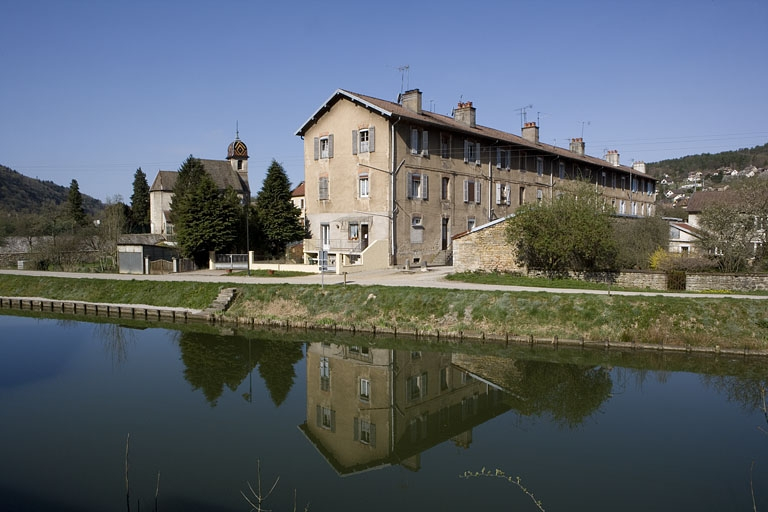 Logement d'ouvriers (10 à 16 rue des Ecoles). Vue depuis le nord. © Yves Sancey / Région Bourgogne-Franche-Comté, Inventaire du patrimoine - 2009