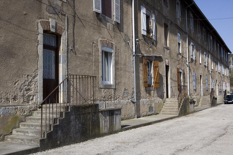 Logement d'ouvriers (10 à 16 rue des Ecoles). Détail des entrées sur la façade nord. © Yves Sancey / Région Bourgogne-Franche-Comté, Inventaire du patrimoine - 2009